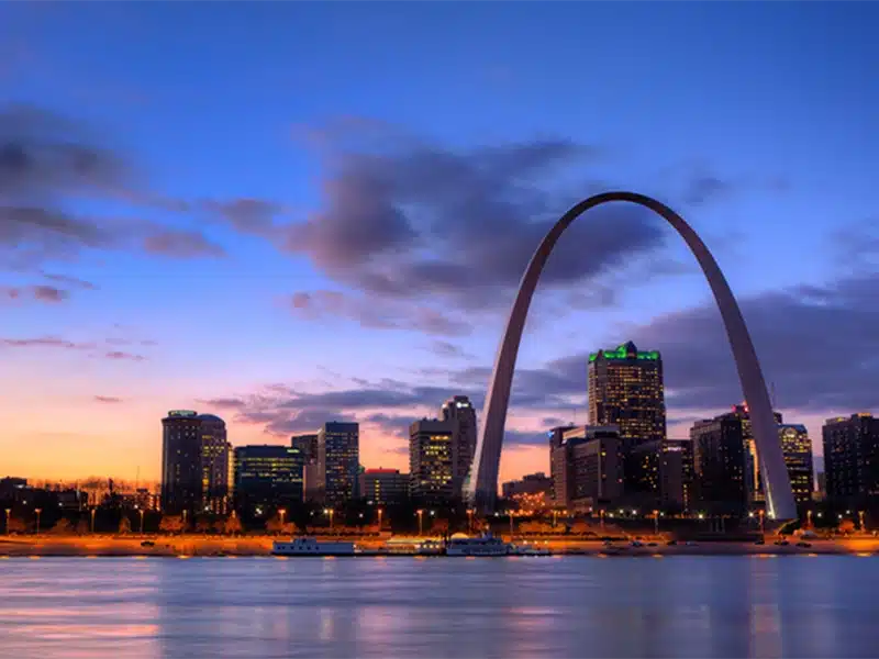 A sunset picture of the Louisville Arch